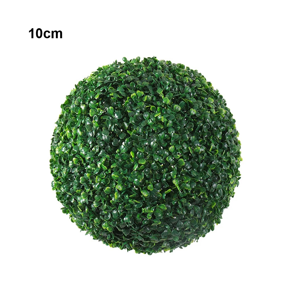Vue rapprochée de la surface de la boule artificielle avec des feuilles réalistes, montrant la qualité du matériau