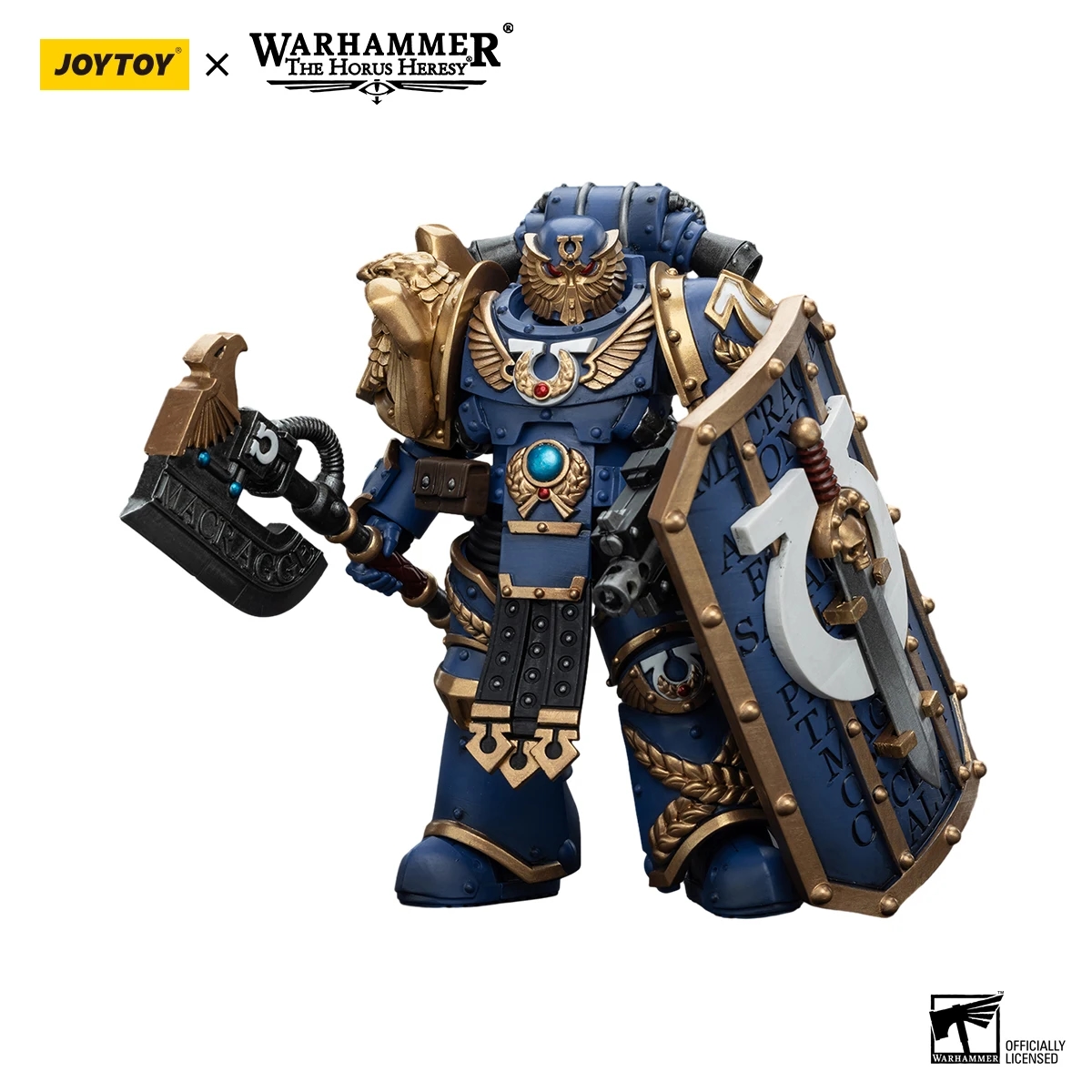 Sammlungsfigur des Ultramarines Invictarus Suzerain in voller Kampfmontur, mit detailliert ausgearbeiteten Rüstungs- und Waffenbestandteilen