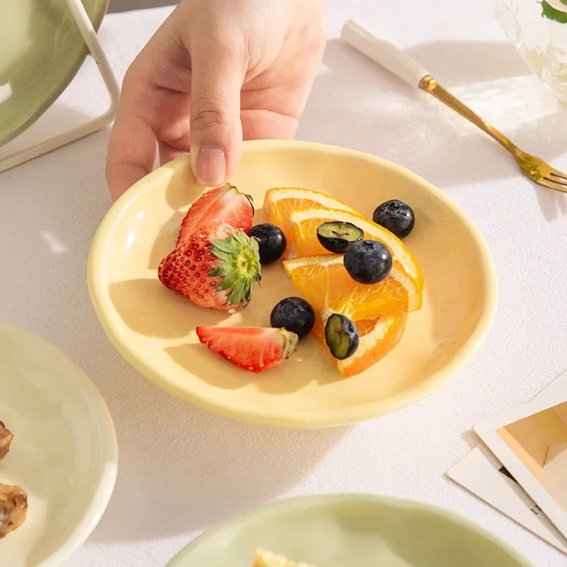 Vue latérale de l'assiette en céramique pour le service et la décoration