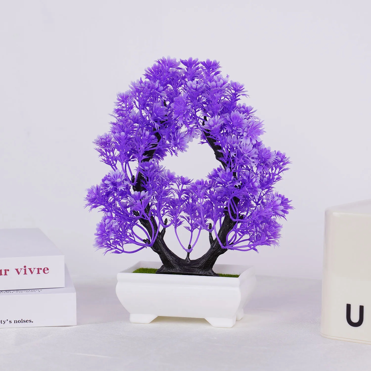 Bonsai bonito em vaso amarelo para decoração de casa