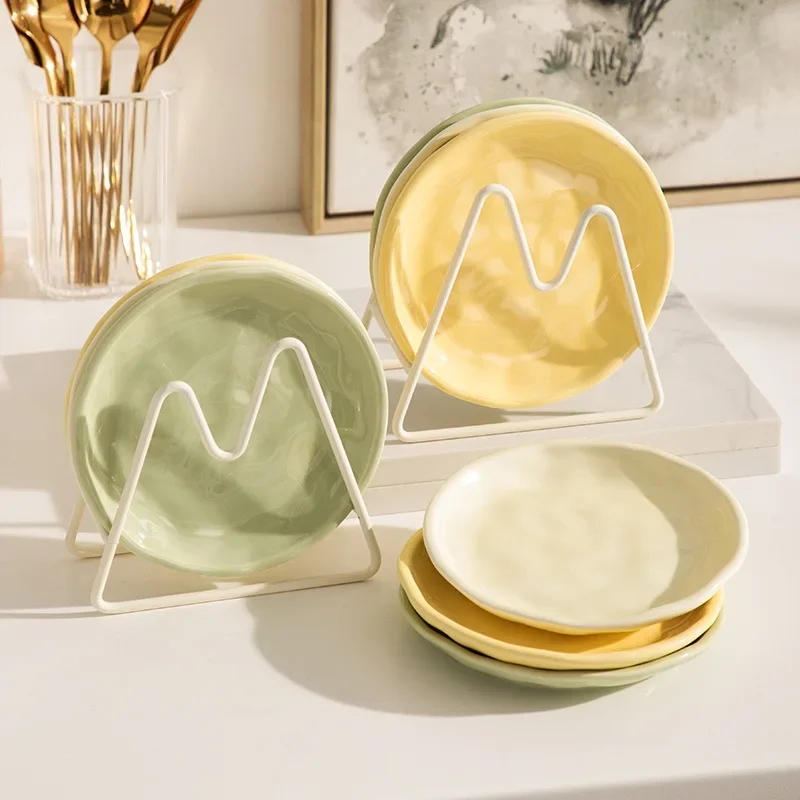 Assiette en céramique verte pour le service et la décoration