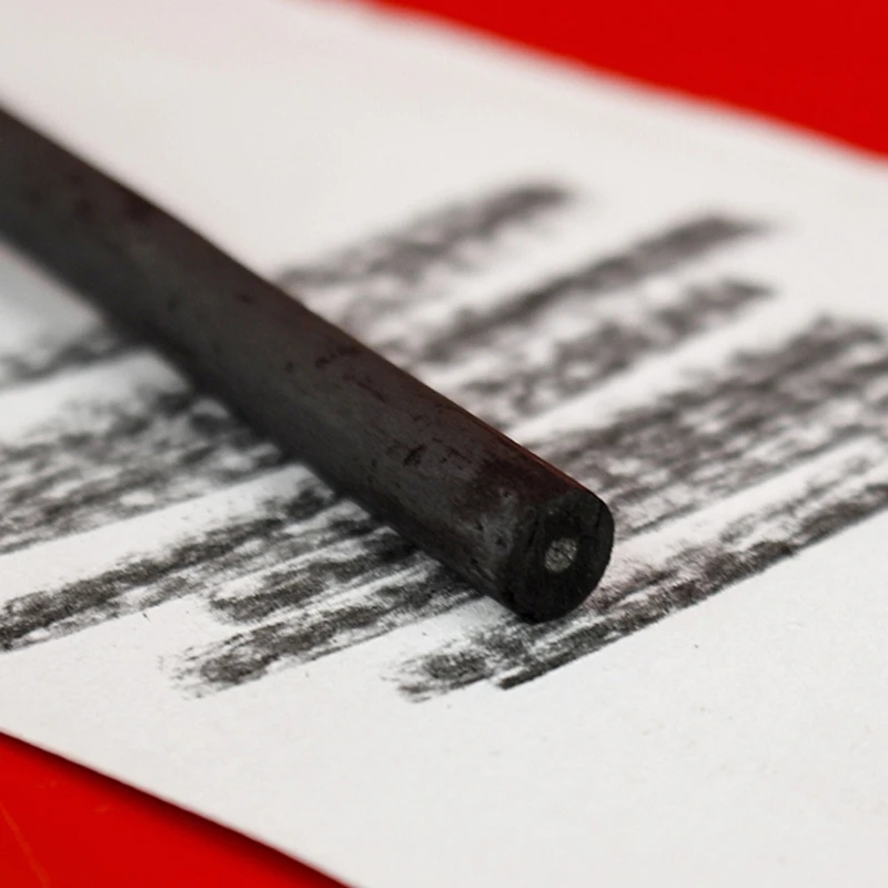 Les crayons à charbon de l'ensemble sont utilisés pour créer des croquis et des dessins sur papier