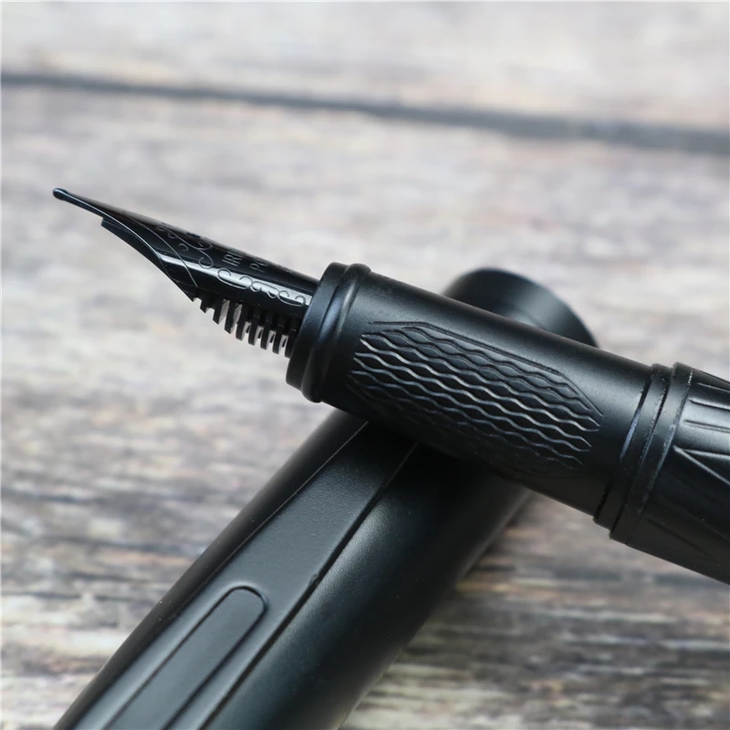 Esta caneta é ideal para trabalhadores de escritório e estudantes, garantindo uma escrita suave
