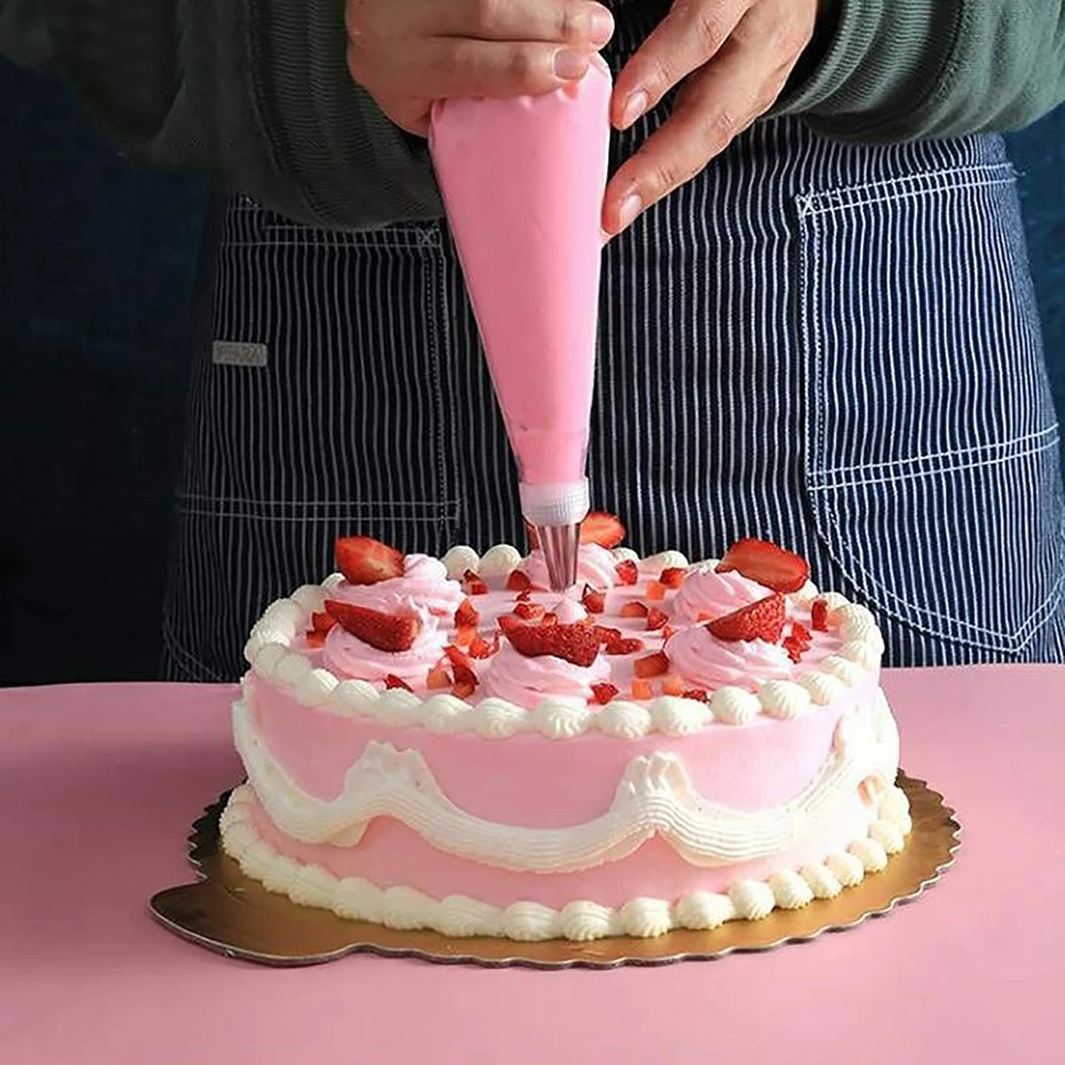 Excellent solution for decorating desserts and pastries