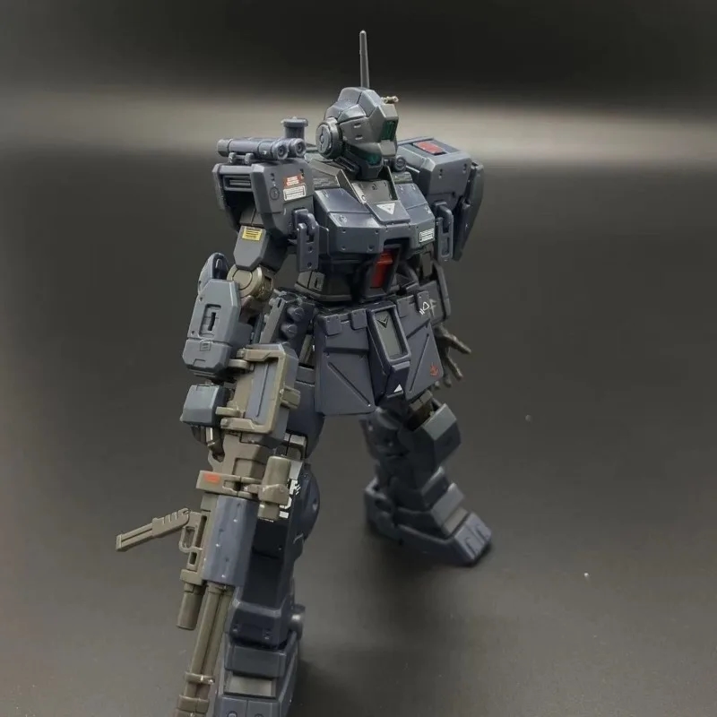 Gros plan sur les parties détaillées du modèle de figurine Gundam, y compris les articulations mobiles et les accessoires supplémentaires