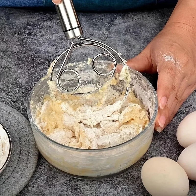 Dough mixer with a sturdy construction