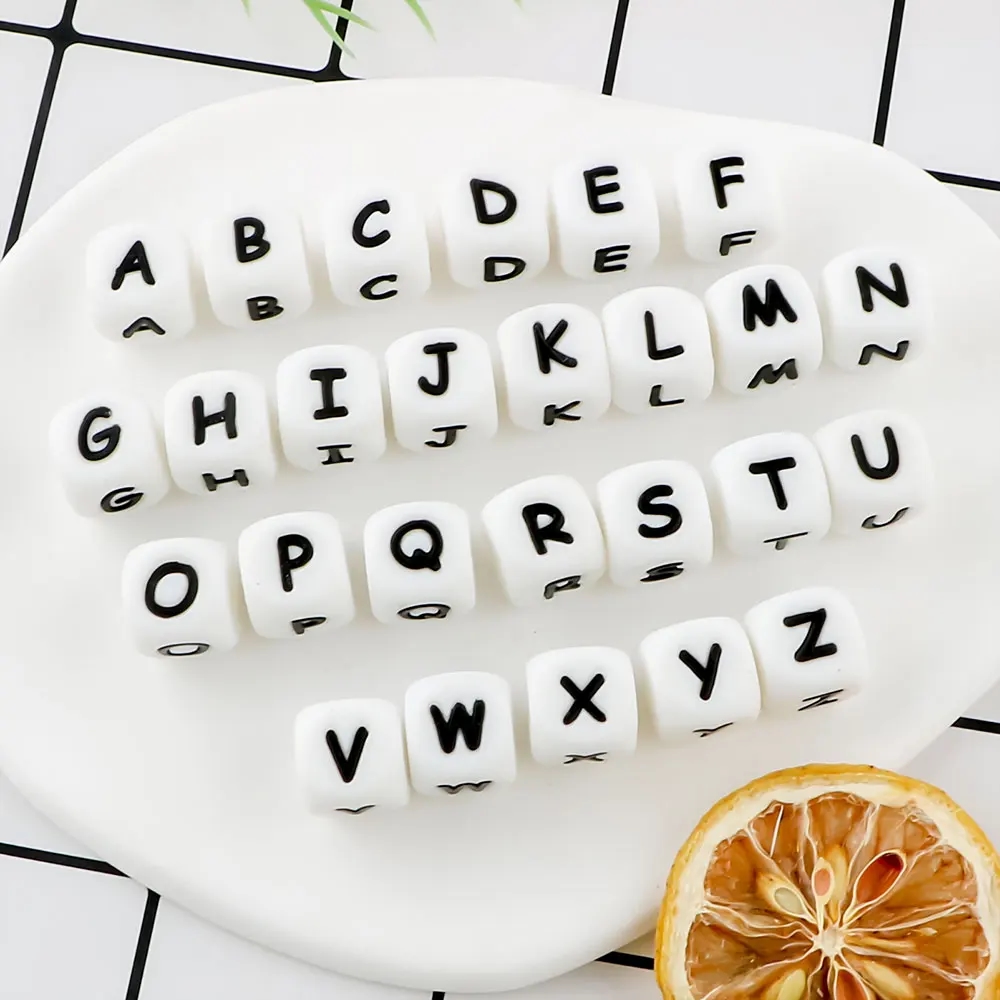 Variedade de contas de silicone coloridas com letras