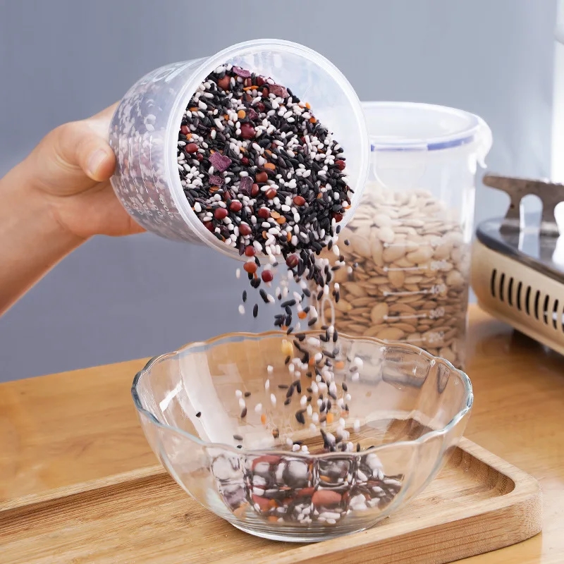 Family set of airtight vessels for kitchen storage