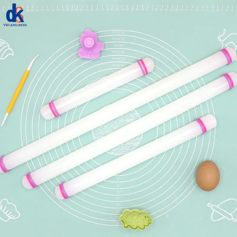 Rolling pin with a non-stick surface and adjustable rings for dough