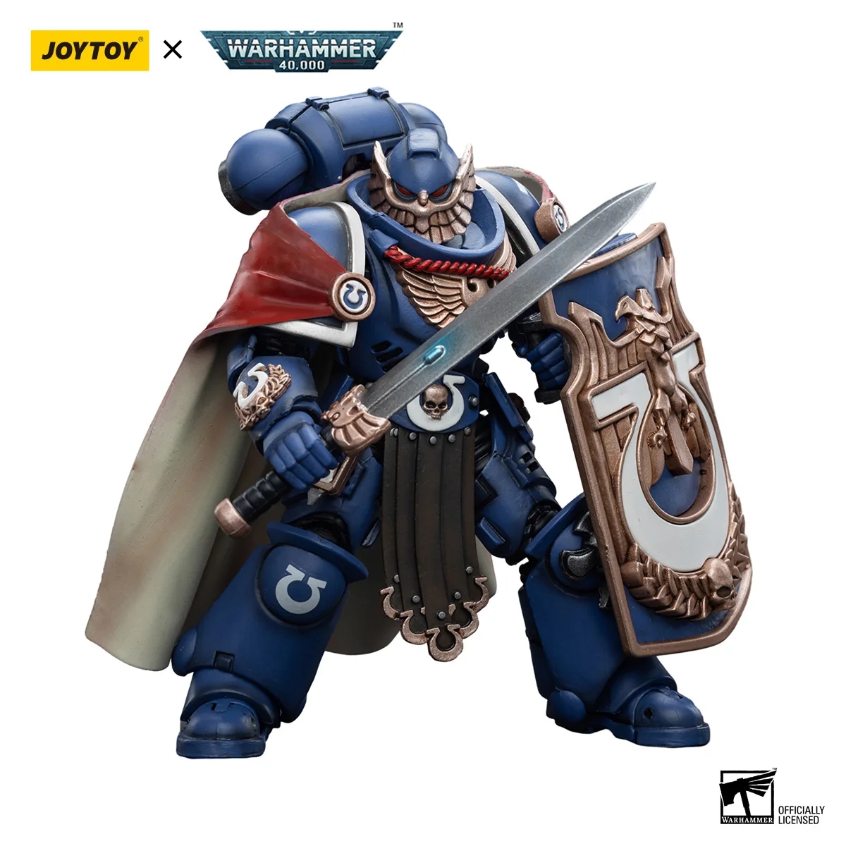 Soldado Ultramarines Intercessor pronto para a batalha com pistola-bólter nas mãos