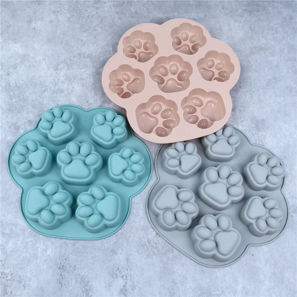 Convenient mold for creating desserts and baking with a bright design