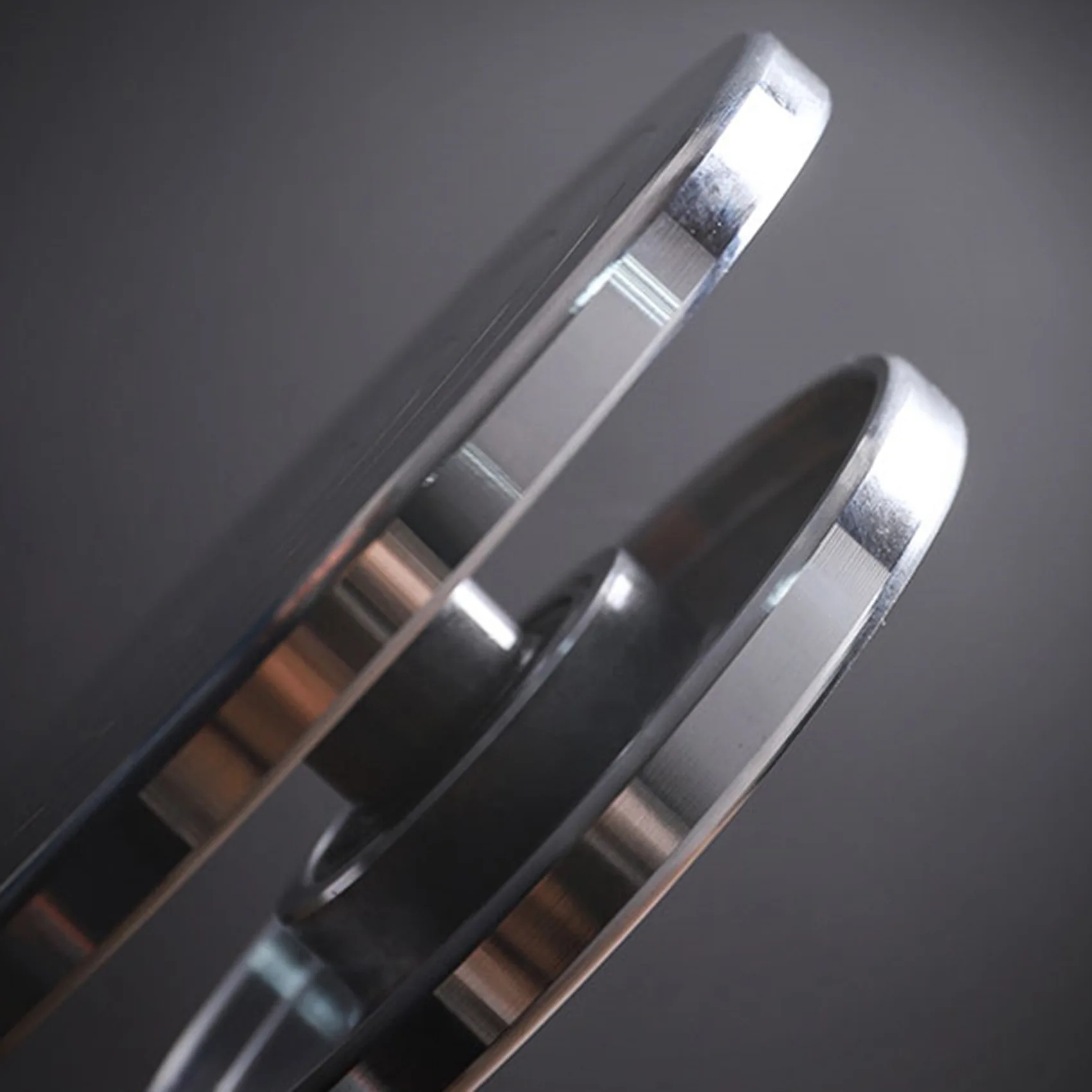 Top view of the flat and smooth surface of the aluminum rotating table for ceramics