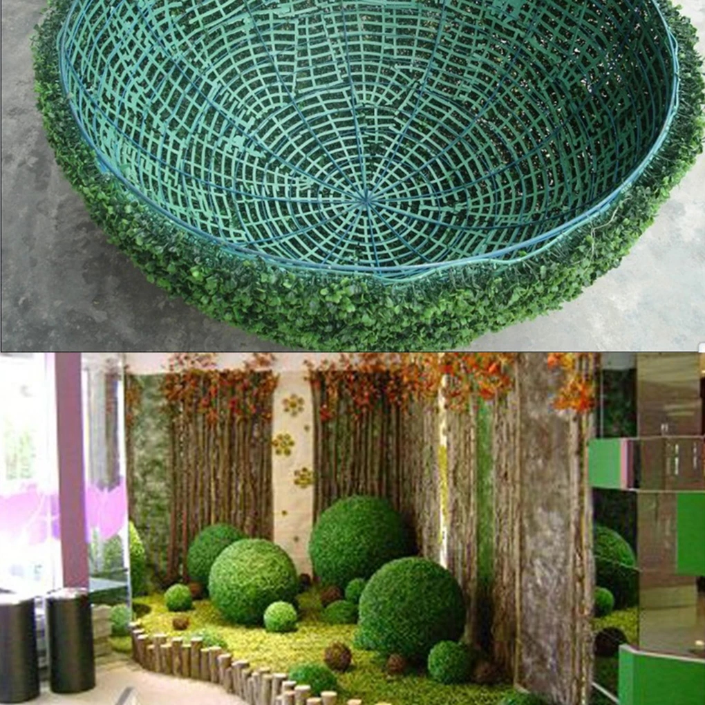 Boule décorative à l'extérieur parmi des fleurs et des plantes, créant une atmosphère naturelle