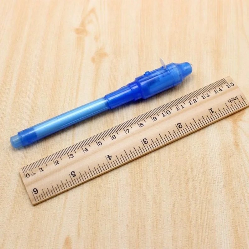 Cuatro bolígrafos brillantes, listos para usar en la oscuridad