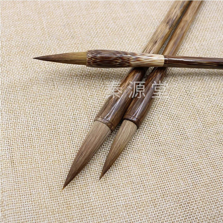 Elegant design of the EZONE brush with a wooden handle and natural hair