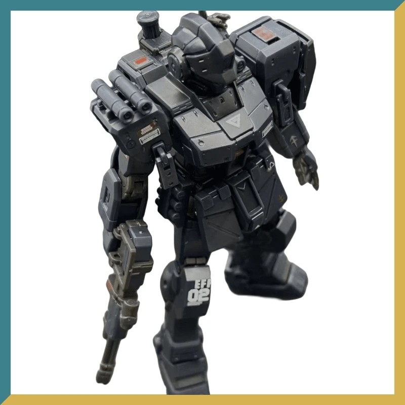 Modèle assemblé du robot guerrier Gundam avec des détails de carrosserie bleu foncé et un cadre interne gris