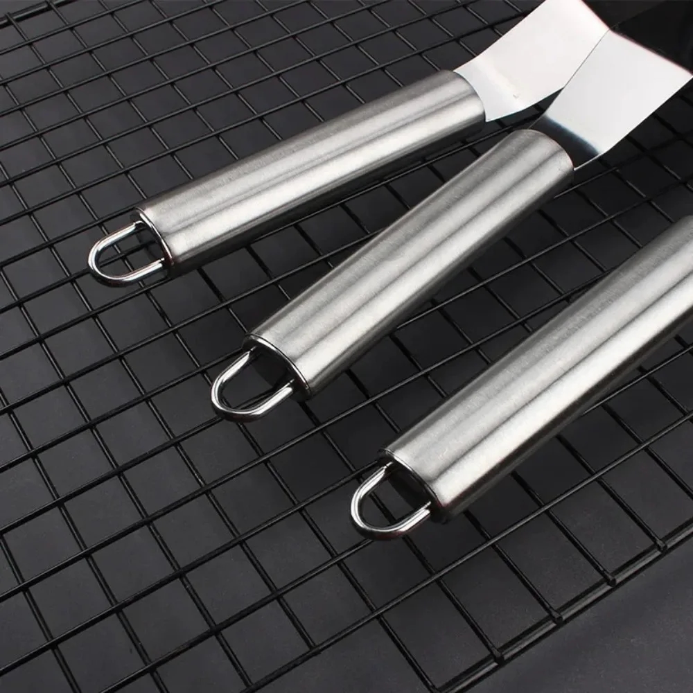 Perfect size for working with large cakes and pastries