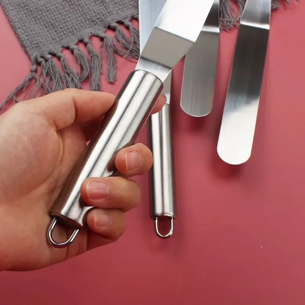 Convenient spatula for easy cream application on cake surfaces