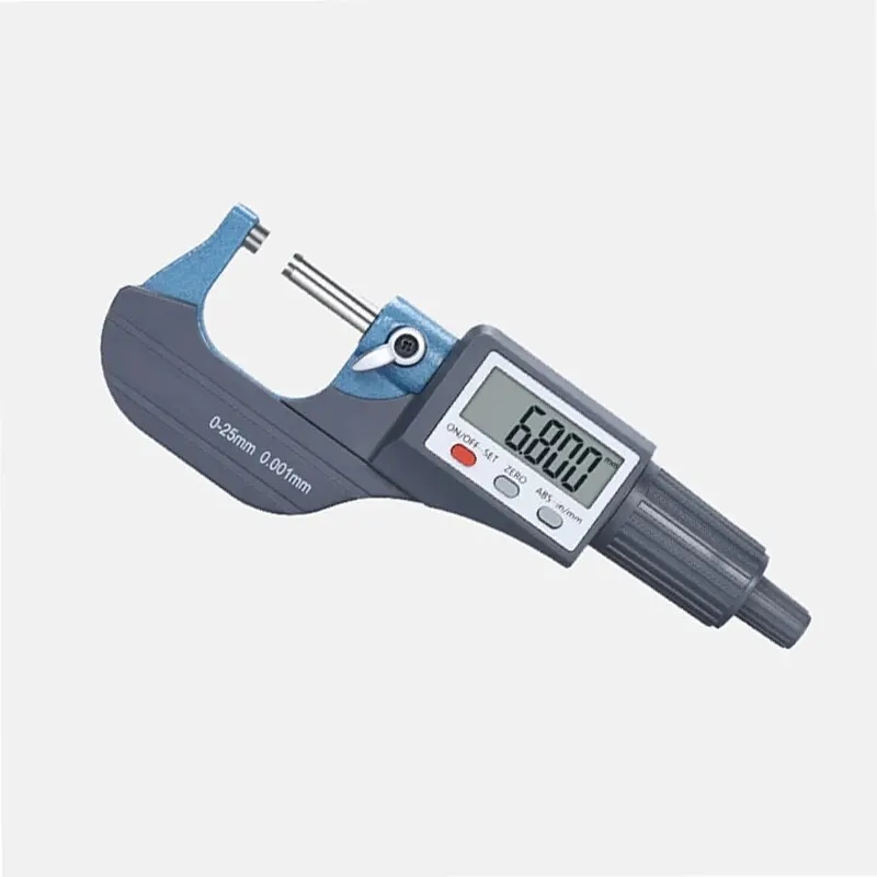 Detaillierte Ansicht des digitalen Displays des elektronischen Mikrometers mit klarer Anzeige der Messergebnisse