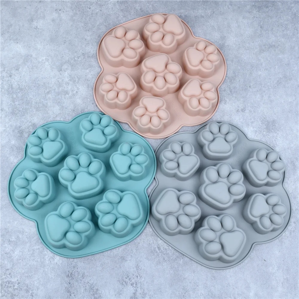 Ideal mold for baking cakes and pastries with cat paws