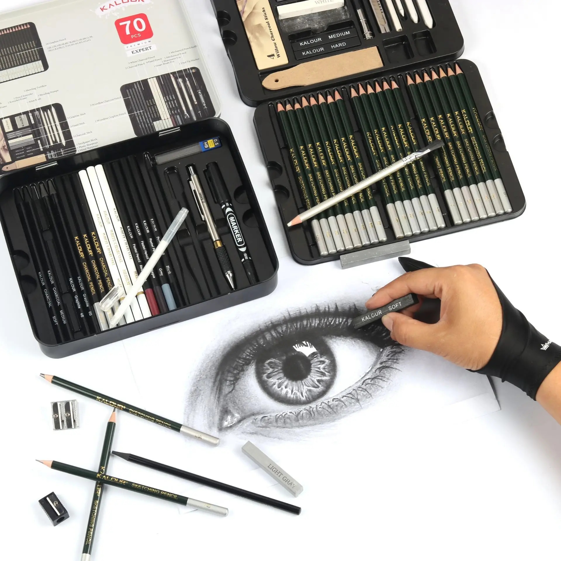 Other tools and accessories included in the artistic creativity kit