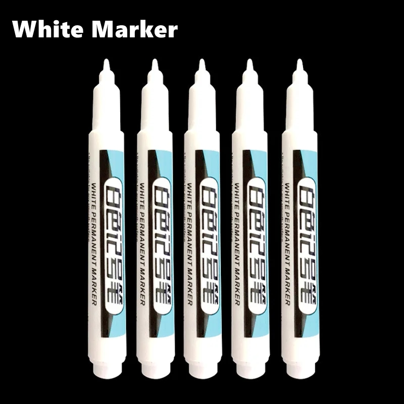 0.7mm, 1.0mm 및 2.5mm 팁 크기가 다른 영구 마커의 클로즈업