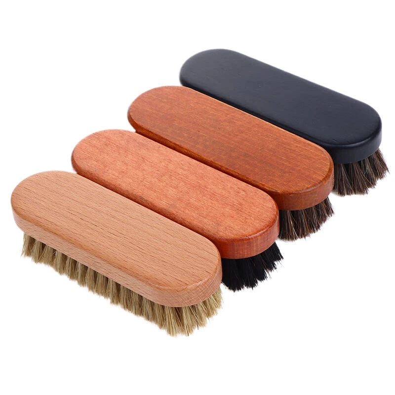 Brosse avec un manche en bois et des poils doux, entretien simple des chaussures