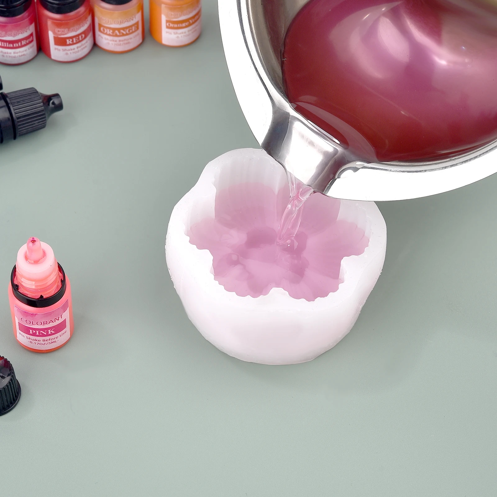 Details about the pigment demonstrating its richness and ease of mixing