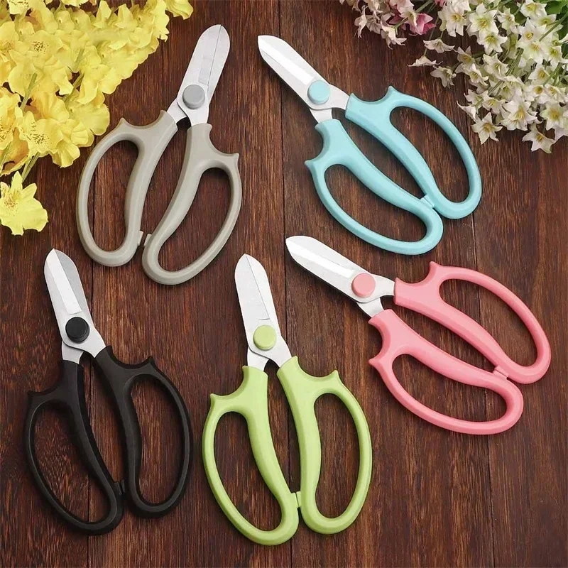 Tijeras cómodas para floristas en uso