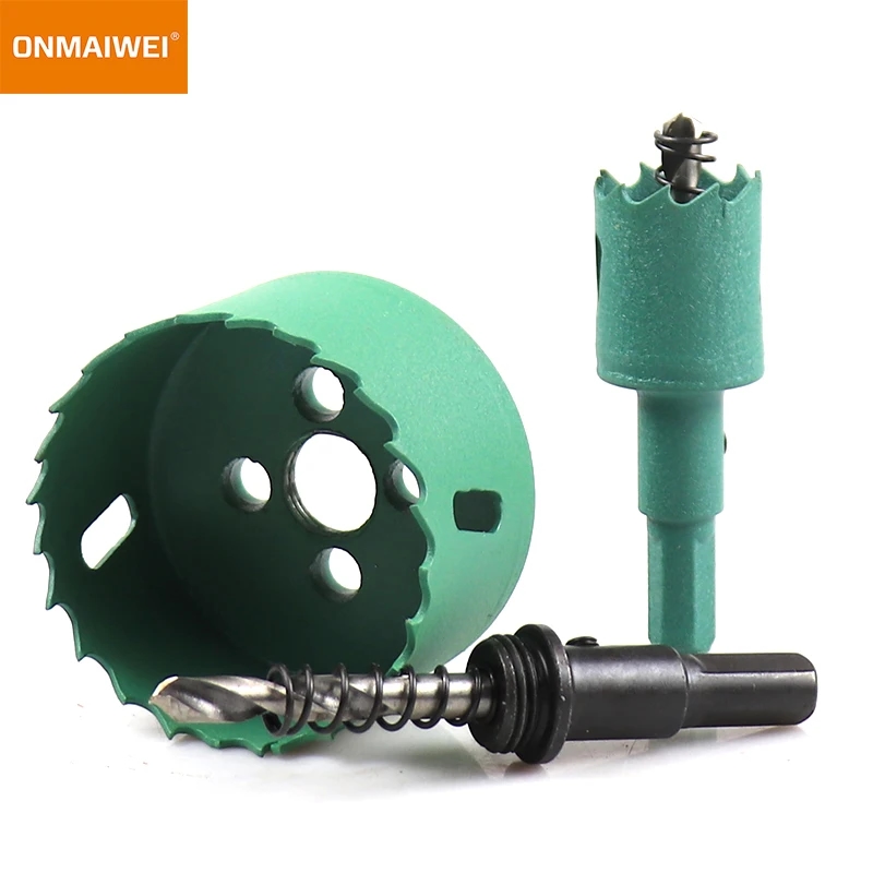 Demonstração de perfuração de furo em drywall com esta furadeira bimetal em ambiente doméstico