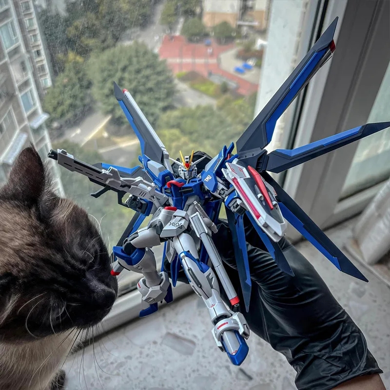 Eine Person baut die Robotermodellfigur Mecha Flying Freedom HG 1/144 SEEDFREEDMO aus Teilen zusammen