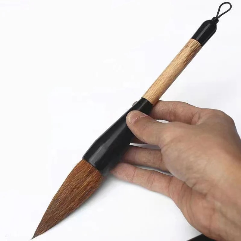 Pincel sobre fundo de papel de estudo, demonstrando qualidade e funcionalidade