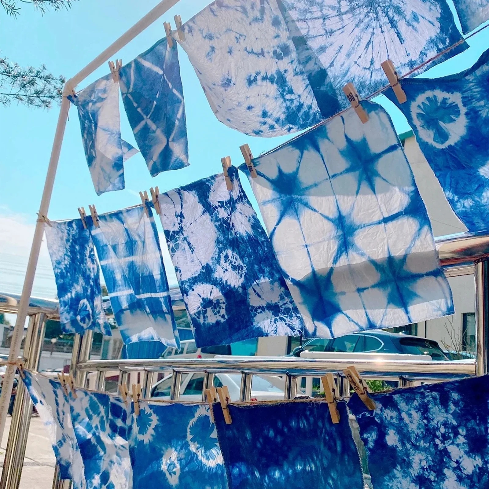 Dyes that are easy to apply and provide bright colors on fabrics