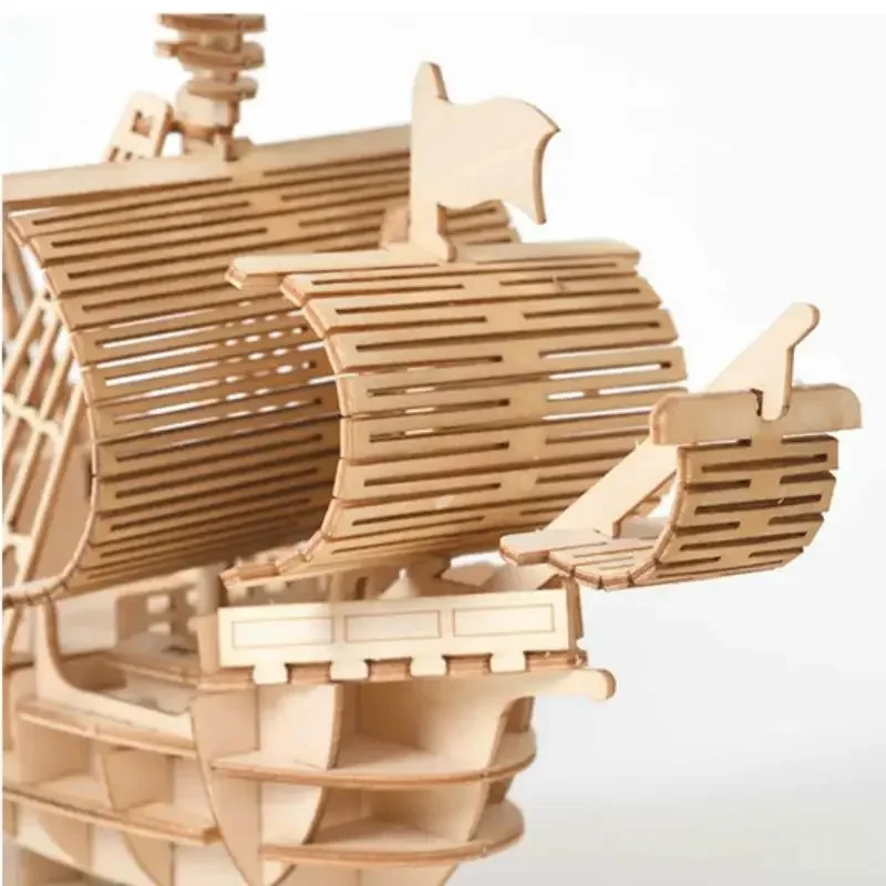 Dünne Holzelemente des 3D-Segelschiffbausatzes auf einem Tisch ausgebreitet