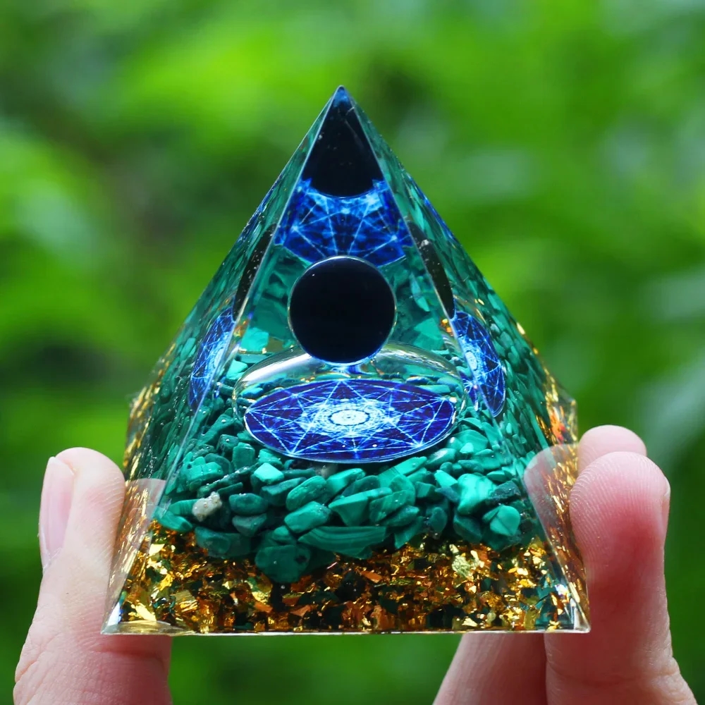 Small crystal pyramid made of amethyst and peridot, perfect for practices and relaxation at home