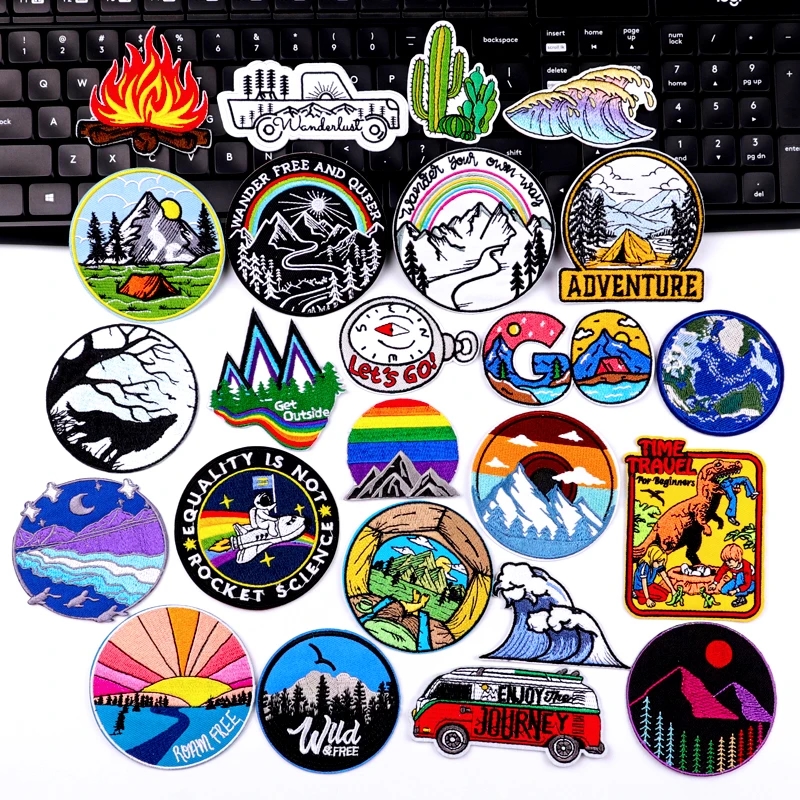 Bestickter Aufnäher in Form eines Emblems mit der Aufschrift 'Happy Camper' zur Verzierung von Kleidung