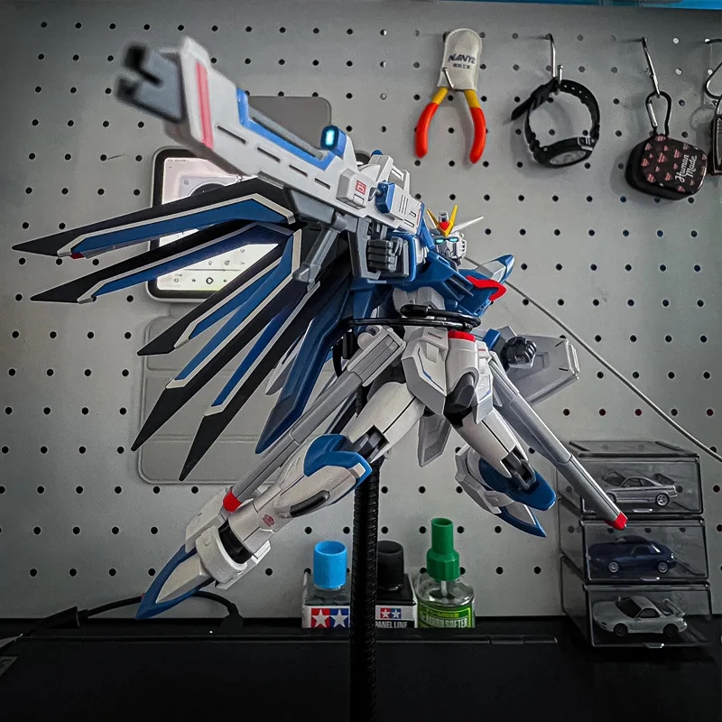 Detailansicht der montierten Robotermodellfigur Mecha Flying Freedom HG 1/144 SEEDFREEDMO in Kampfpose