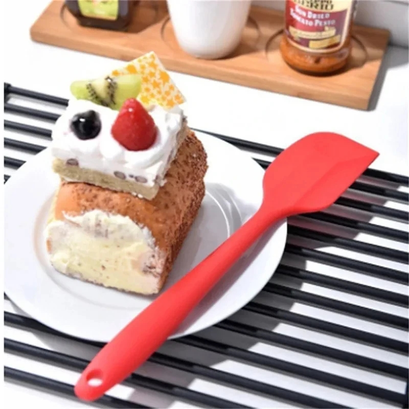 Lightweight and sturdy spatula for preparing and serving dishes