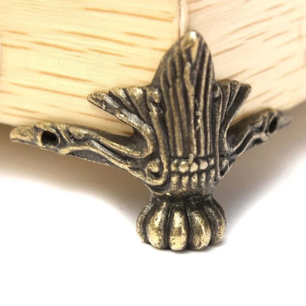 Set of decorative metal legs for restoring wooden furniture