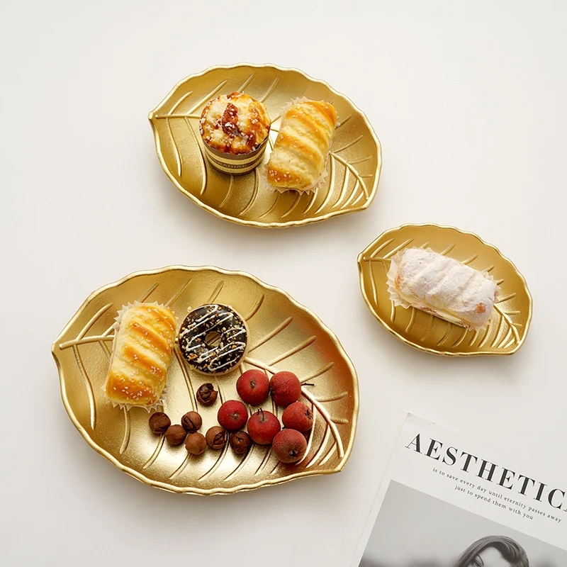 Bandeja de madeira com elemento decorativo dourado para armazenamento e serviço