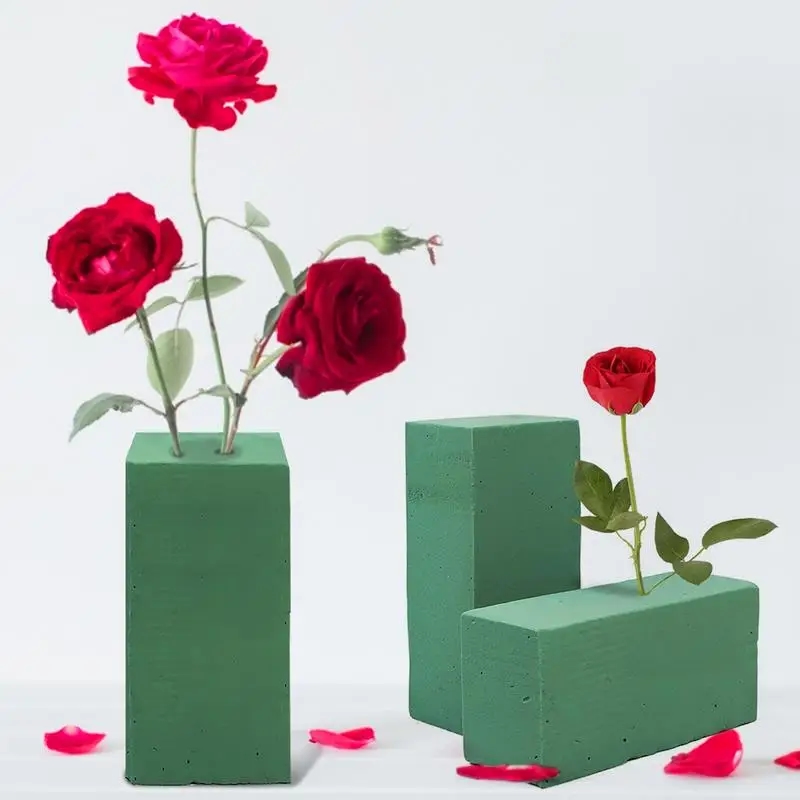 Floricultor trabalhando com blocos de espuma para criar um buquê