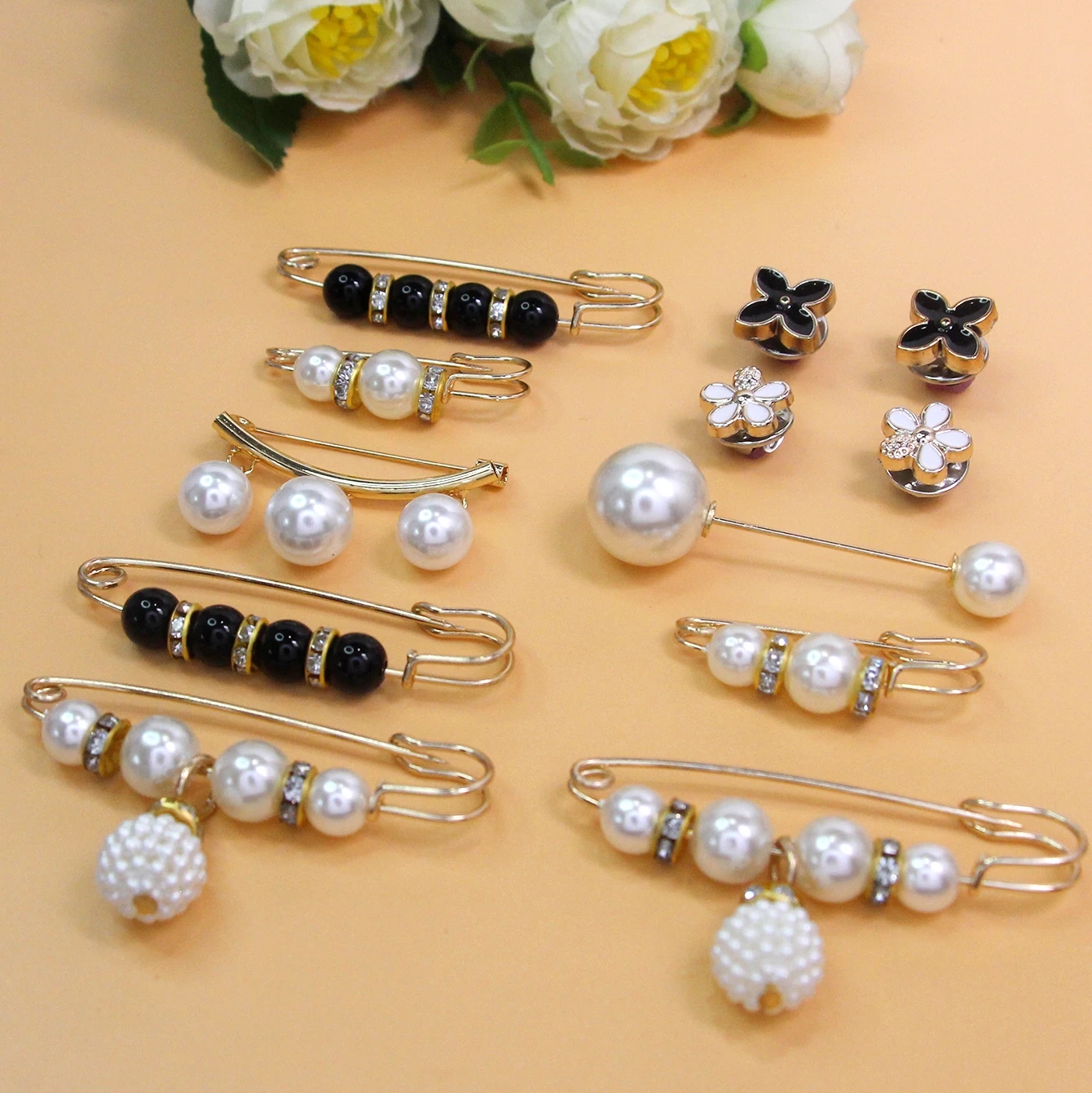 Diverse metal brooches with pearls, suitable for decorating clothes and accessories