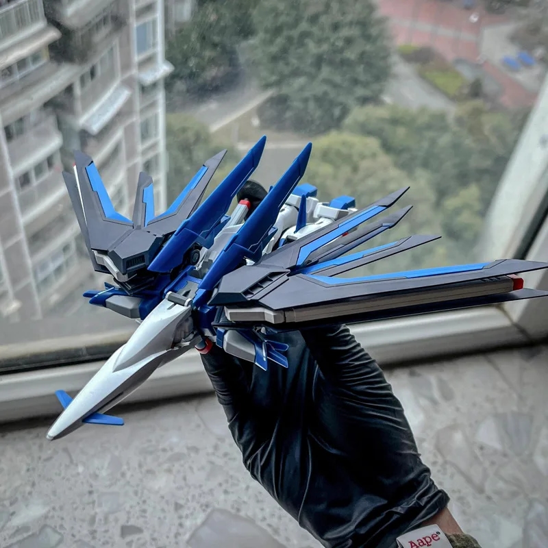 Die montierte Robotermodellfigur Mecha Flying Freedom HG 1/144 SEEDFREEDMO steht auf einem Ständer