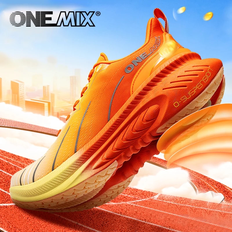 Primer plano de la suela y la parte superior de los zapatos deportivos blancos ONEMIX con inserciones brillantes
