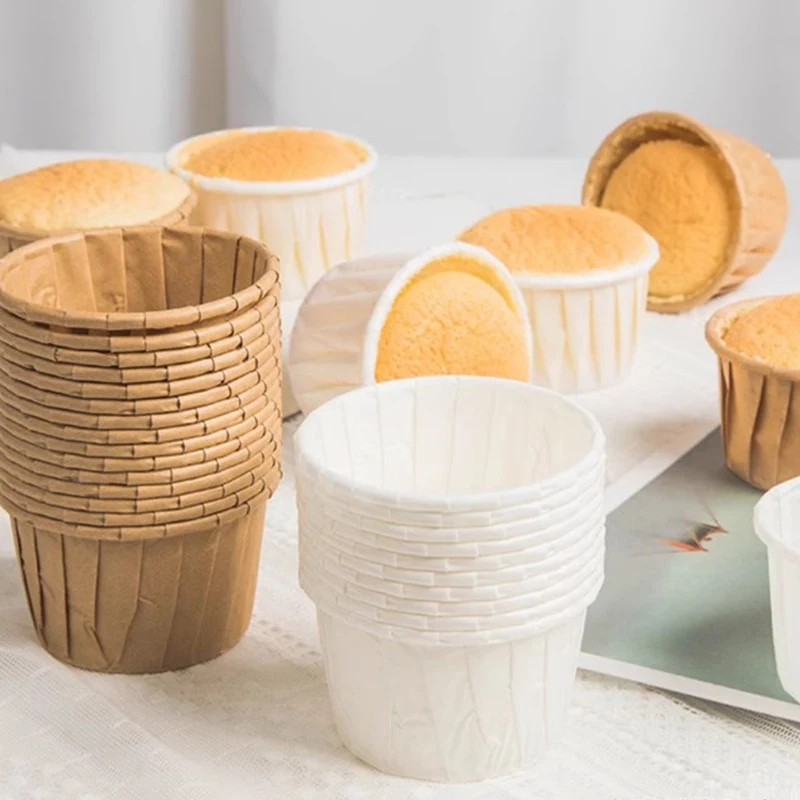 Beaux cupcakes cuits dans des caissettes en papier doré sur une table de dessert