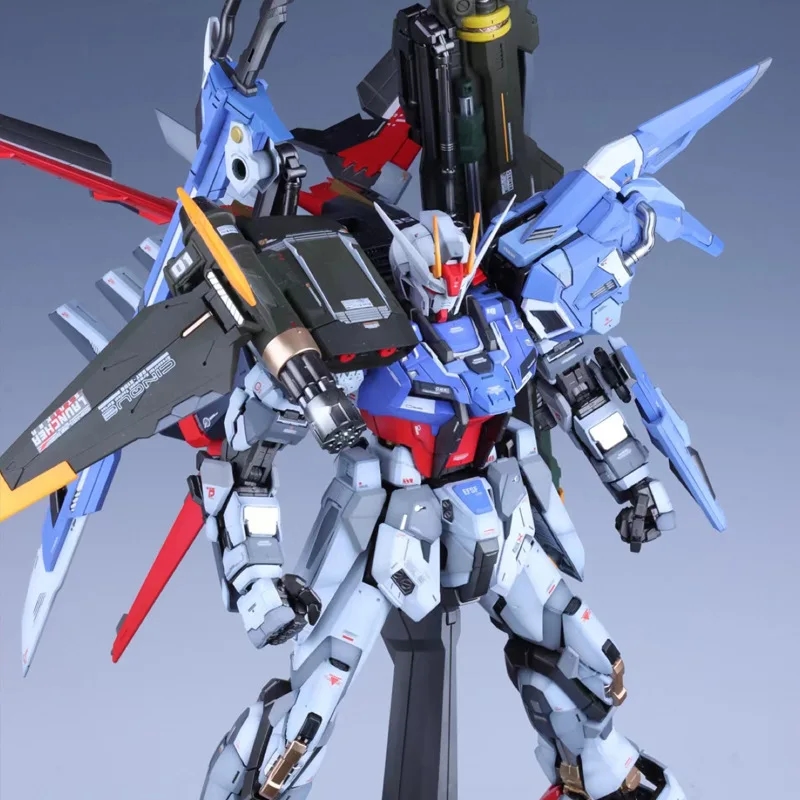 Viele Teile und Zubehör zum Zusammenbauen der Gundam-Figur