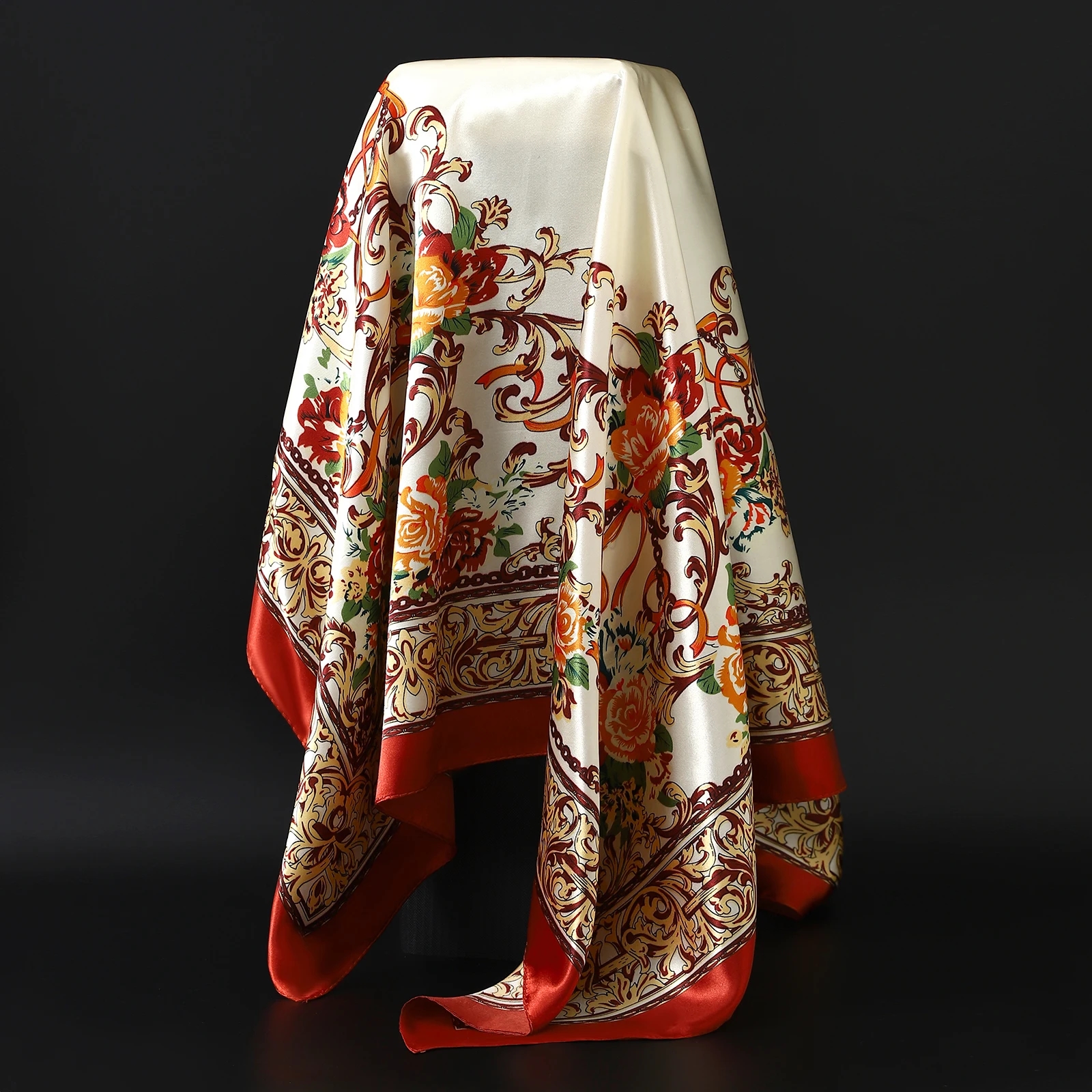 Polyester scarf with a bright print, perfect for everyday use