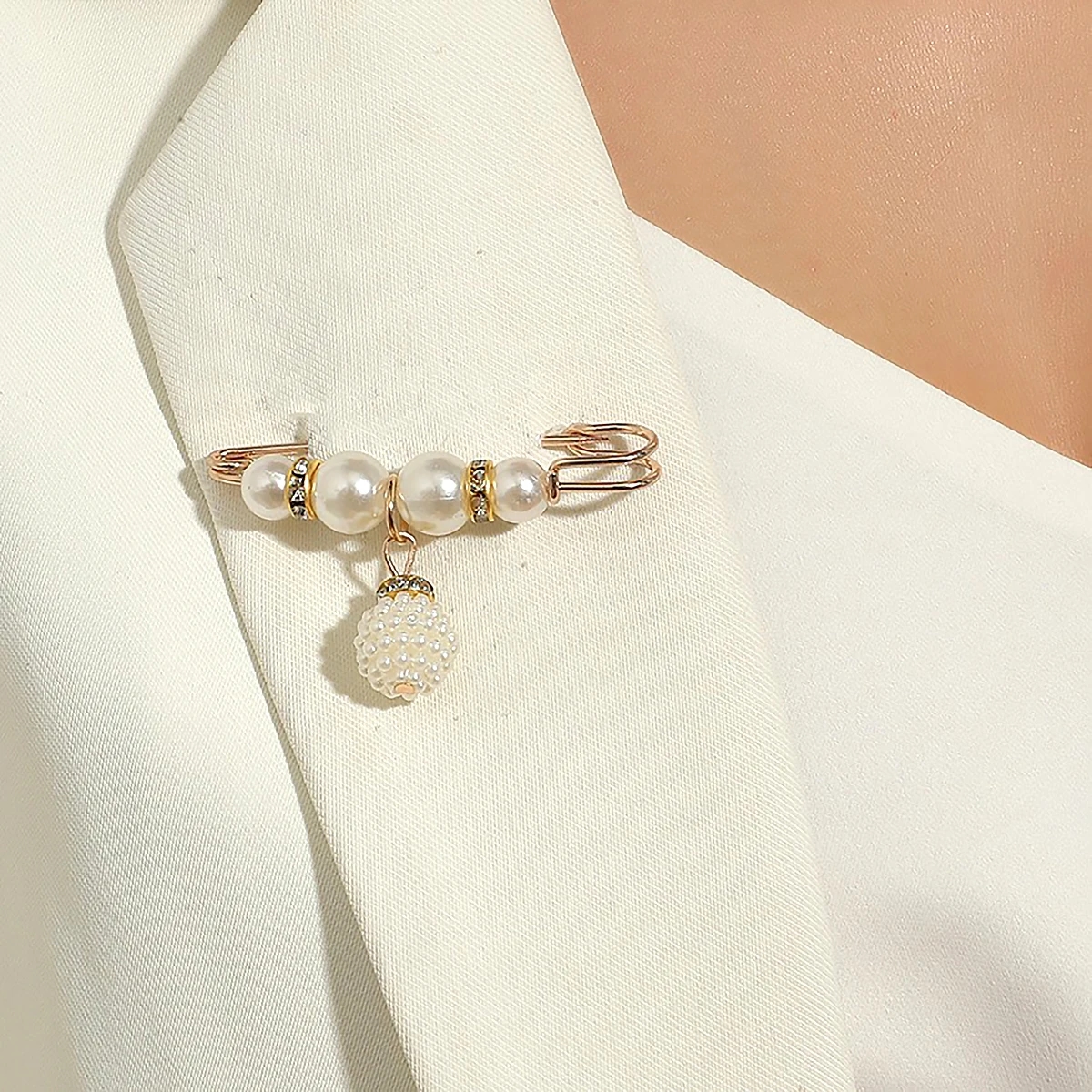 Metal brooches with pearls in several color variations