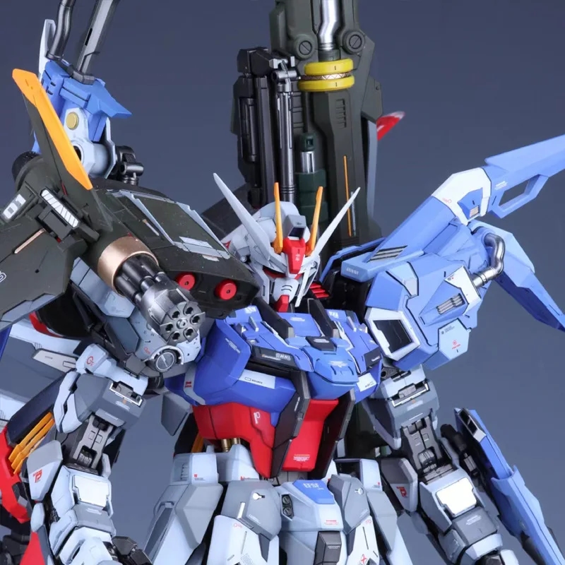 Modellbausatz der Gundam-Figur aus verschiedenen Blickwinkeln