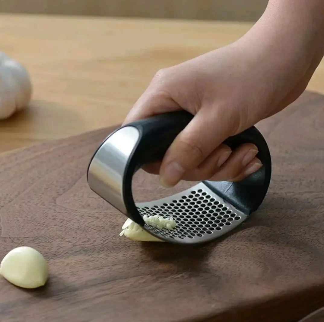 Demonstration der Stärke und Qualität des Materials des Knoblauchpresses